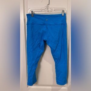 Gently worn, good condition. Lululemon reversible mid rise crop. Size 8.